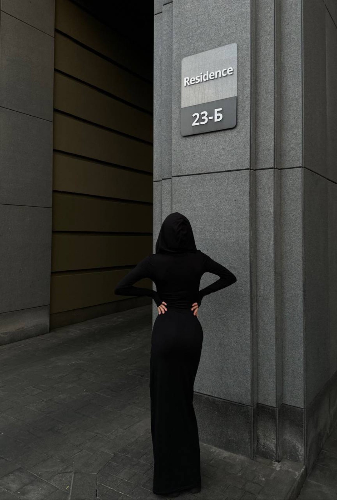 Жіноча тепла сукня міді з капюшоном колір чорний р.42/44 447399