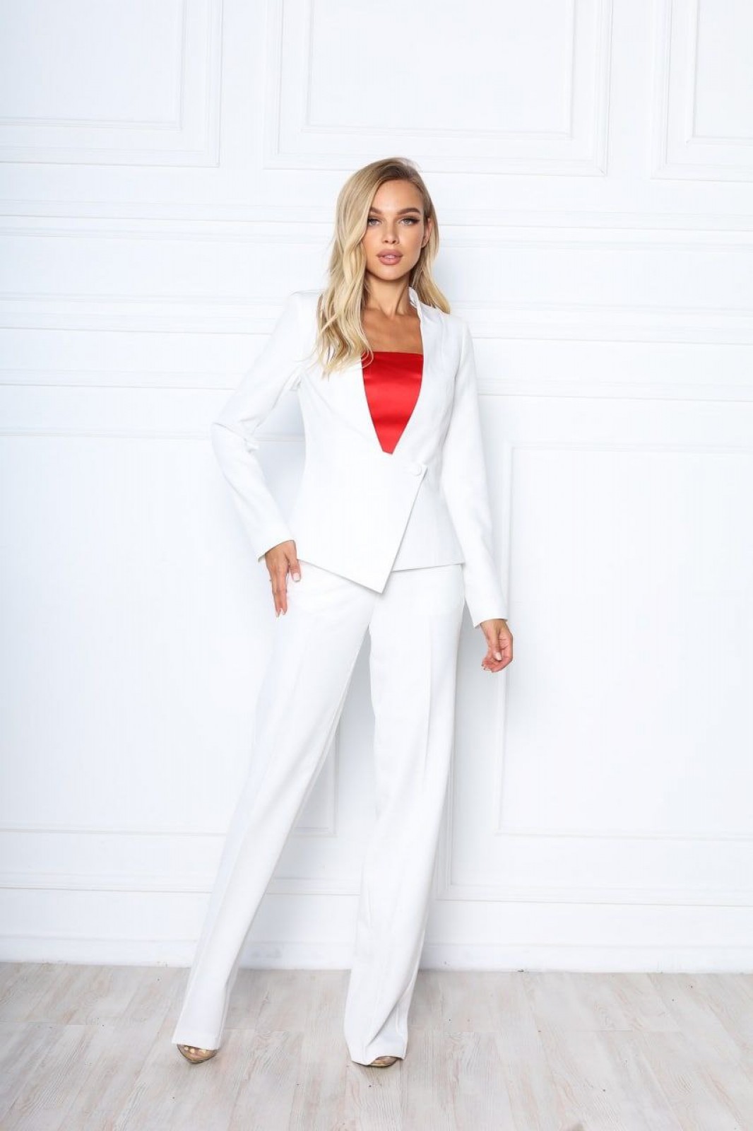 Жіночий брючний костюм асиметрія білого кольору на підкладці р.40 372780