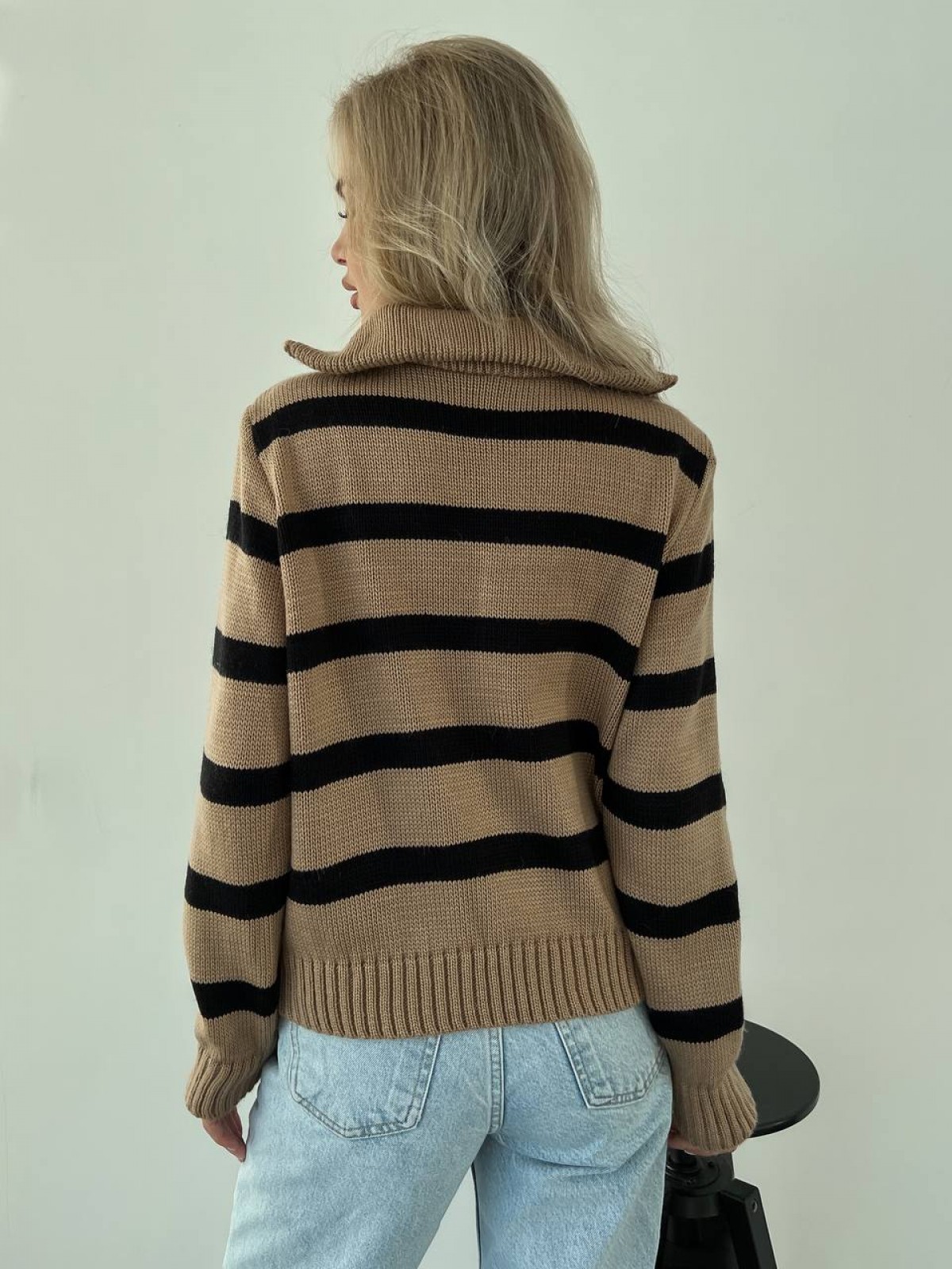 Жіночий светр вовняний в смужку з блискавкою бежевий з чорним р.42/46 396780