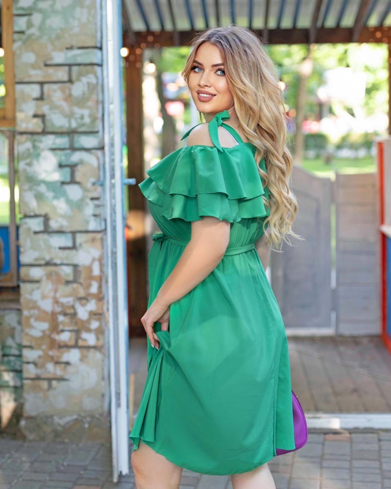 Жіноча літня сукня з подвійним рюшем зеленого кольору р.44/46 433580