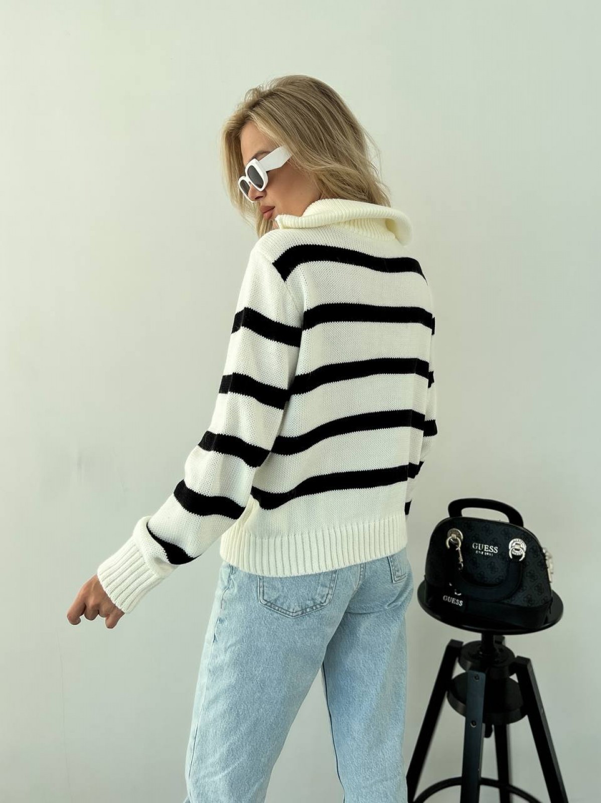 Жіночий светр вовняний в смужку з блискавкою чорного кольору р.42/46 396779