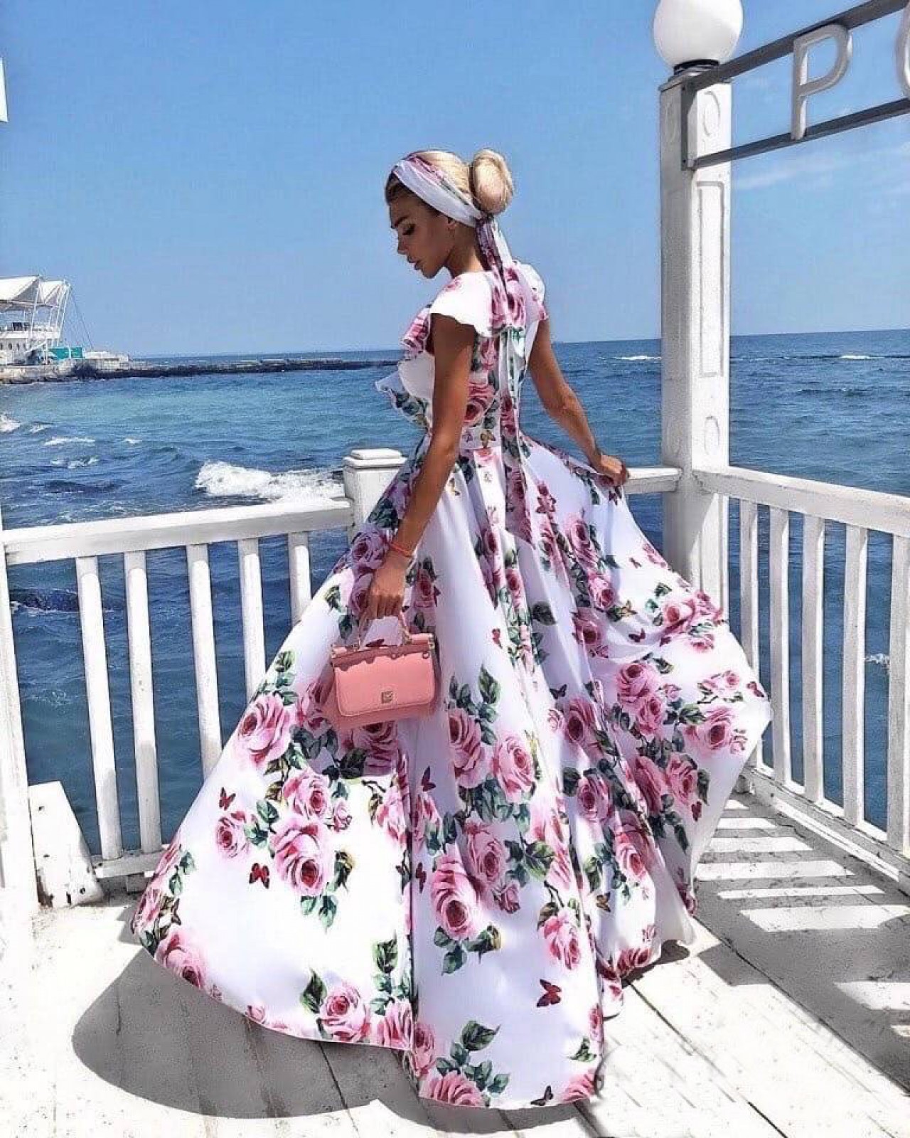 Жіноча довга сукня з розрізом та декольте білого кольору з квітковим принтом 359139