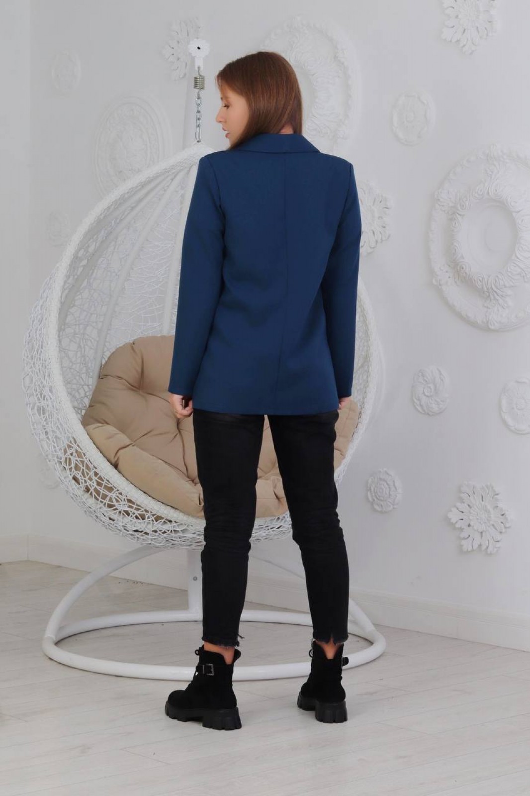 Жіночий класичний піджак з відкладним коміром із креп костюмки синього кольору р.46 357962