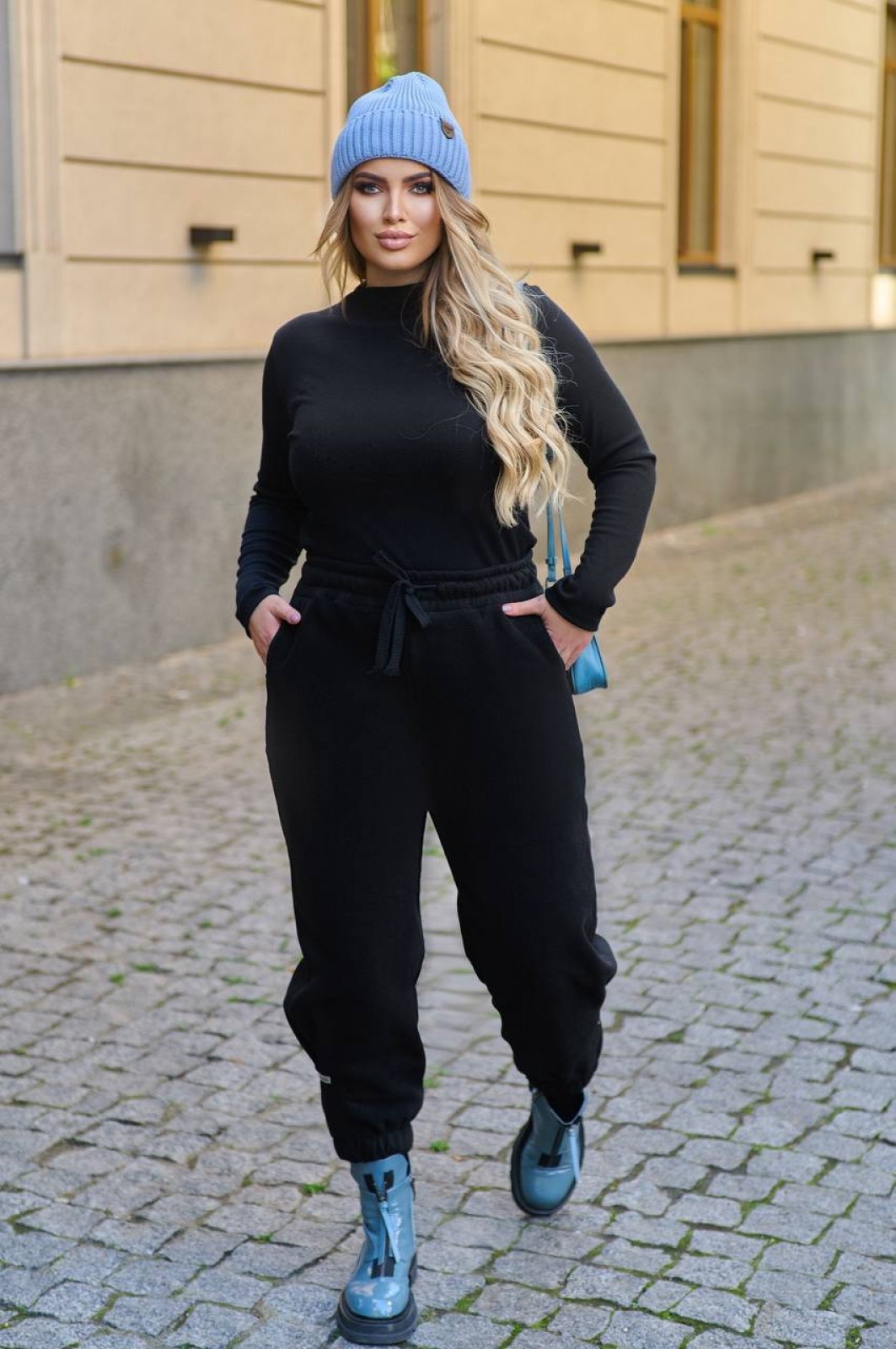 Жіночі штани-джогери на флісі чорного кольору 383992