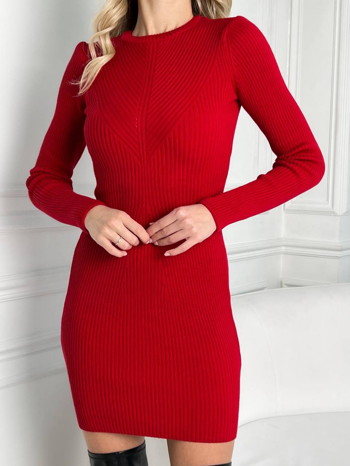 Жіноча міні сукня  дрібної в’язки  з оригінальним візерунком зпереду червоного кольору р.42/46 386744