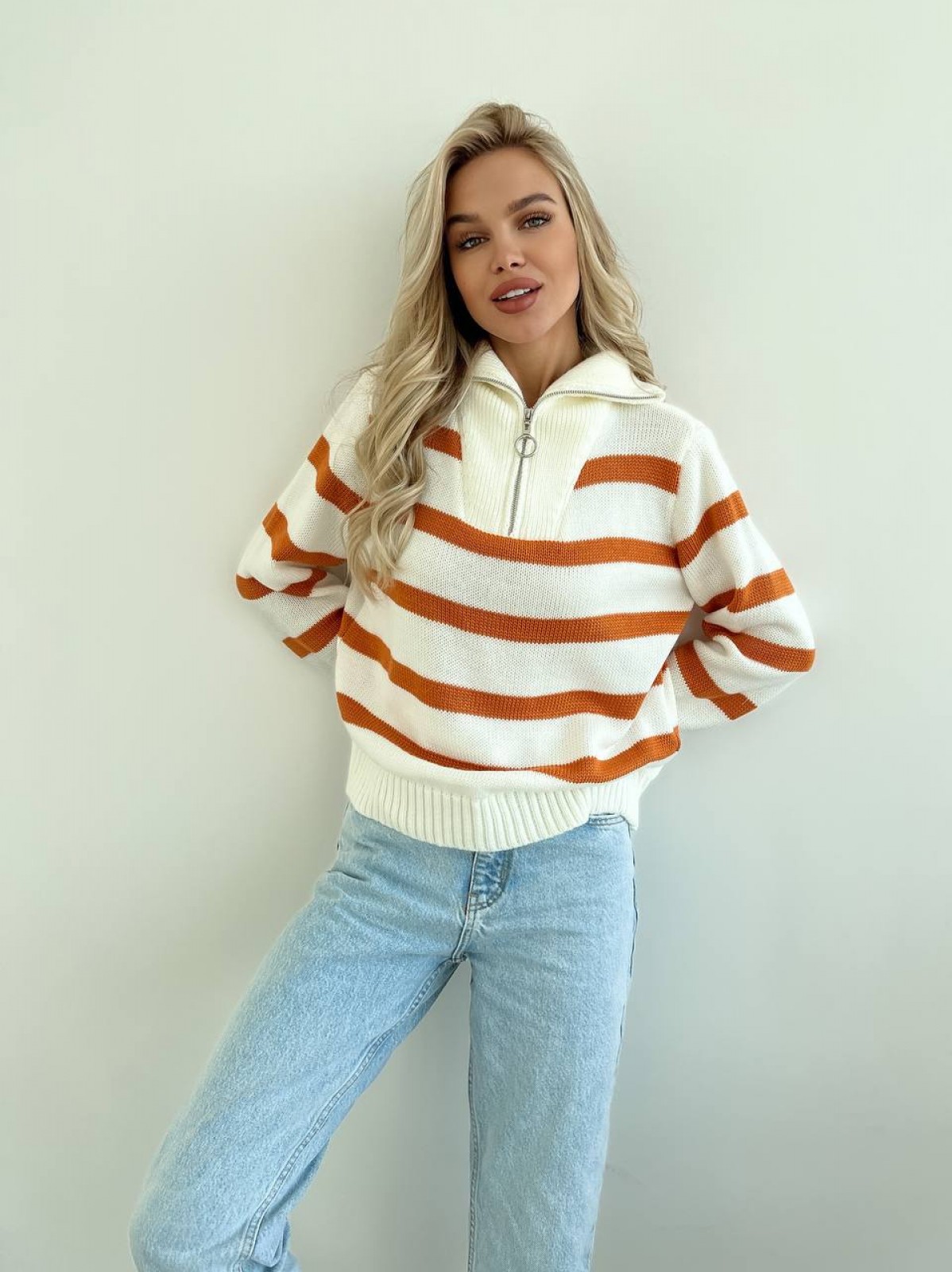 Жіночий светр вовняний в смужку з блискавкою помаранчового кольору 396778