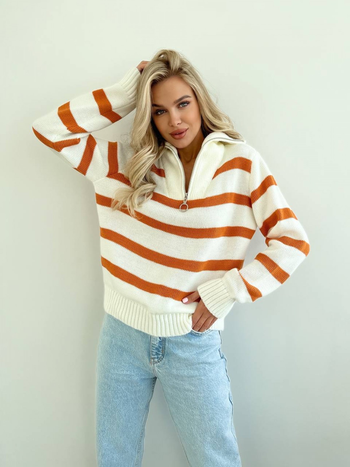Жіночий светр вовняний в смужку з блискавкою помаранчового кольору 396778