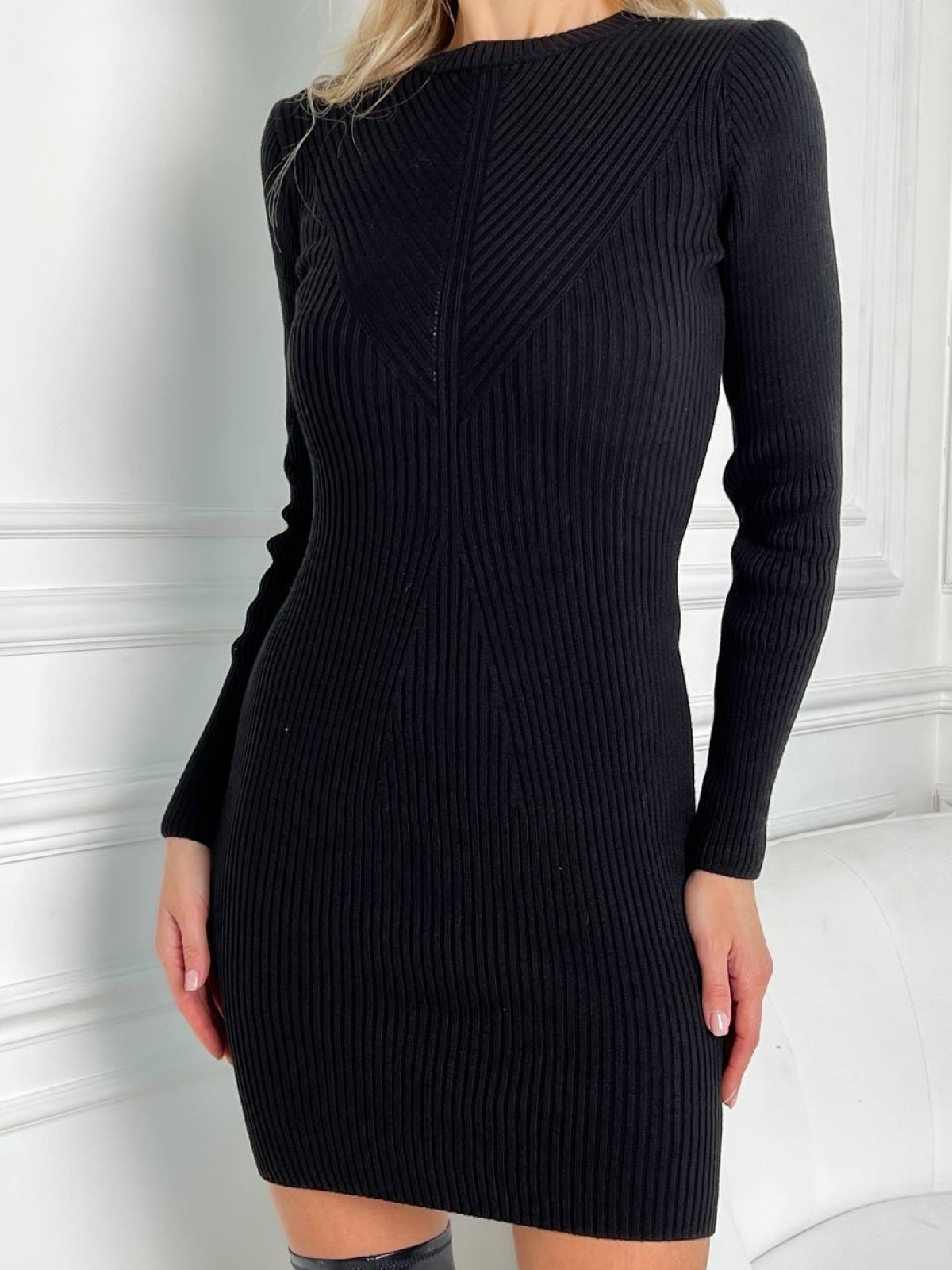 Жіноча міні сукня  дрібної в’язки  з оригінальним візерунком зпереду чорного кольору р.42/46 386745