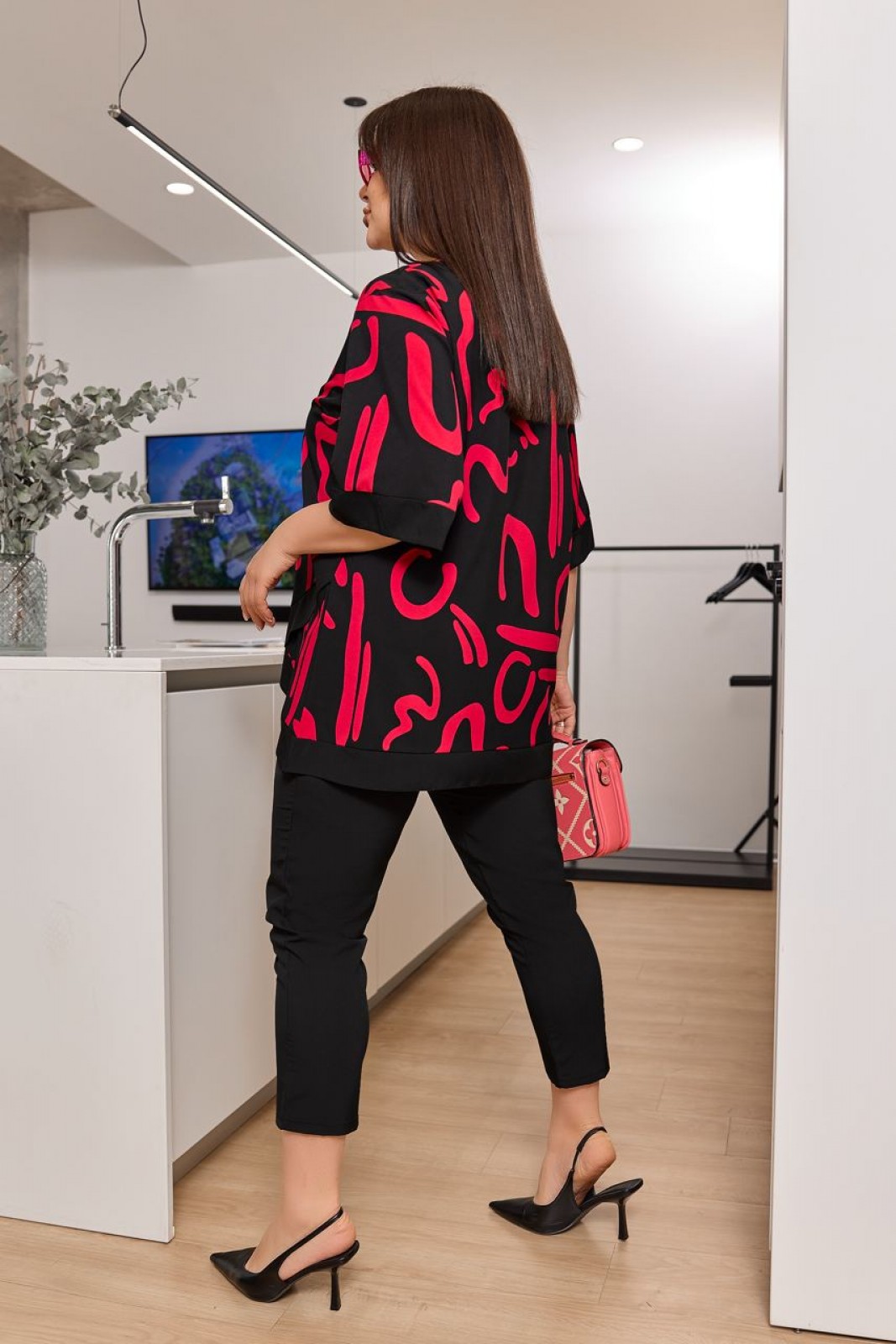 Жіночий костюм-двійка колір абстракція малина на чорному р.48/50 456129